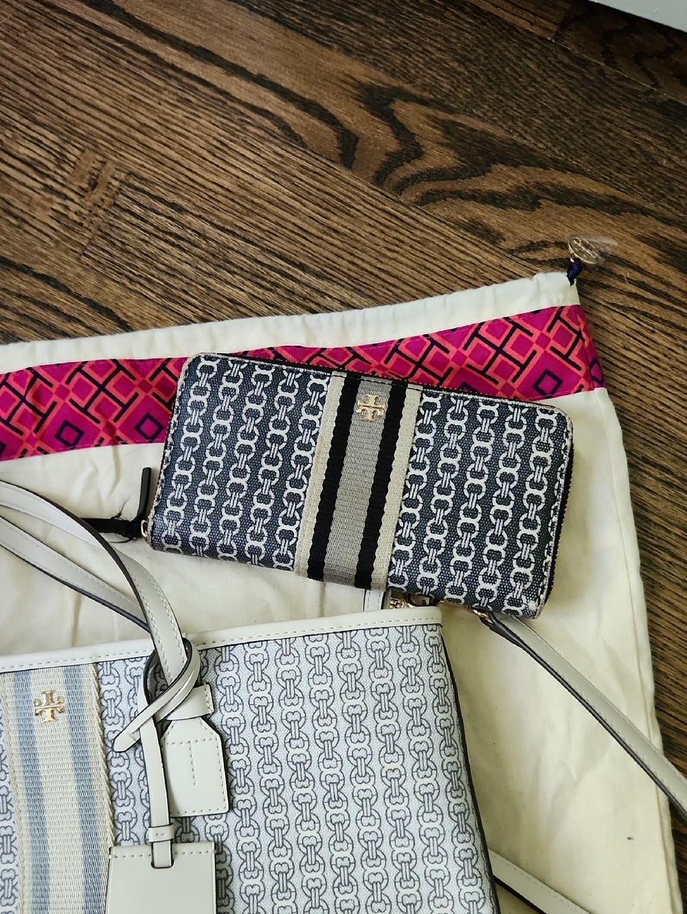 Tory Burch Light Blue, Cream and Taupe Logo Tote/Purse and Complimenting Wallet - Picture 13 of 16